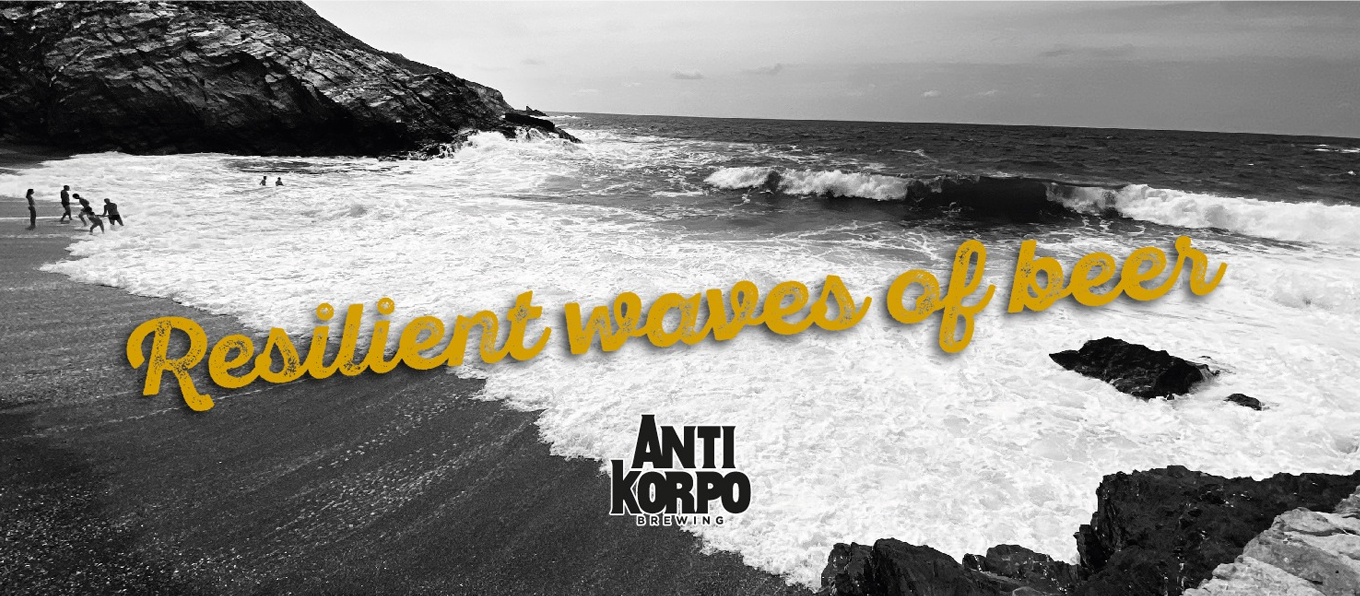 Panorama in riva al mare con persone che guardano le onde sul bagnasciuga, logo birrificio Antikorpo e scritta Resilient waves of beers